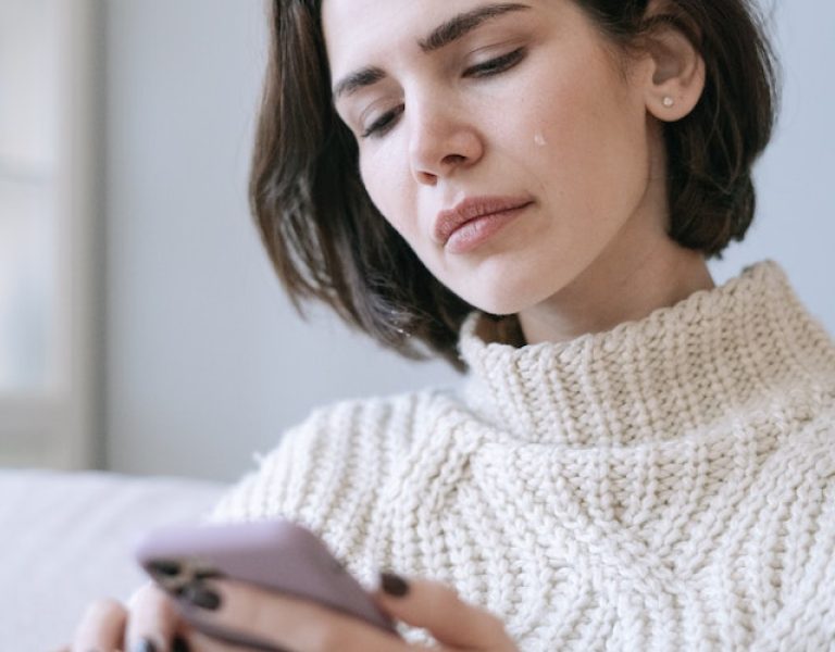 mulher_sofrendo_celular_saude_mental_evento